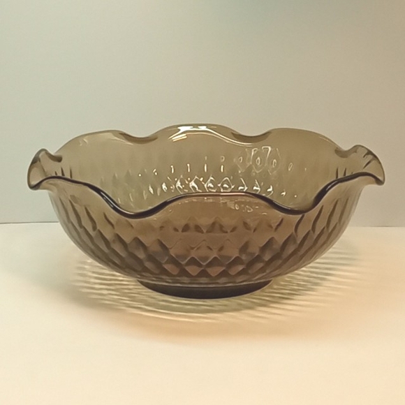 Large vintage Indiana Glass smoke gray glass bowl with diamond quilt pattern. - Picture 1 of 8